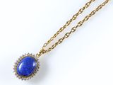 un pendentif en lapis-lazuli et diamants, monté sur une chaîne en or
