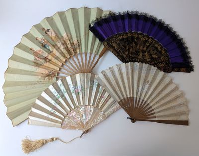 Plusieurs types de ventilateurs sont exposés sur une surface blanche