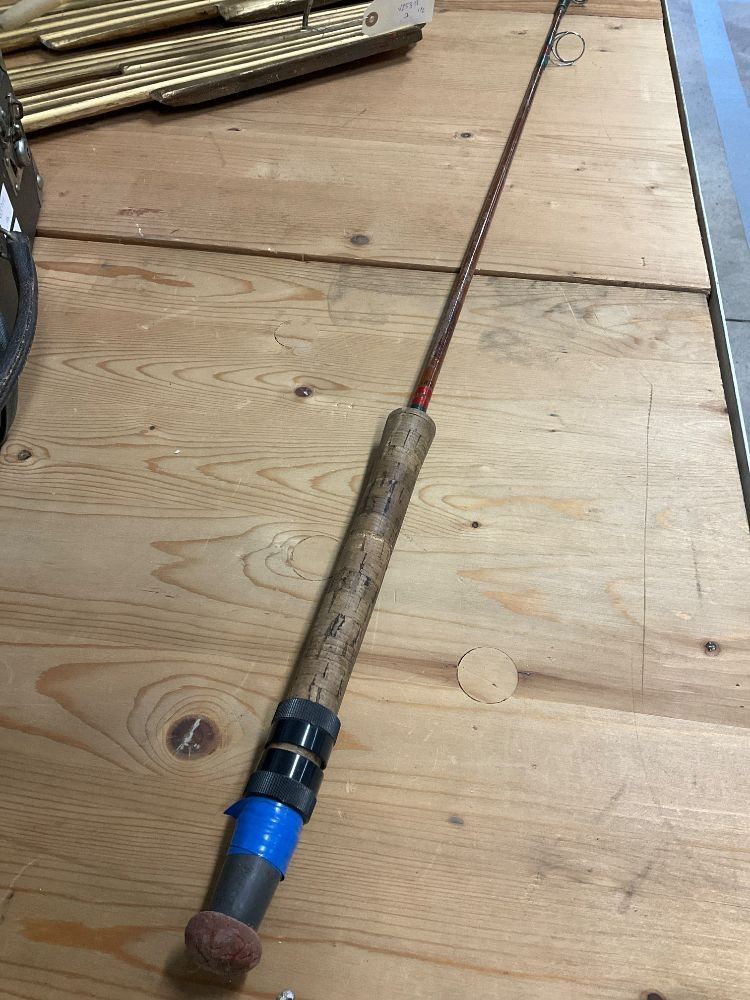 Une canne à pêche de lancer. Longueur totale : 180 cm. 5 anneaux de passage de fils. Manche en liège. Cannes à pêche ...