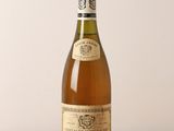 une vieille bouteille de vin posée sur une table en bois