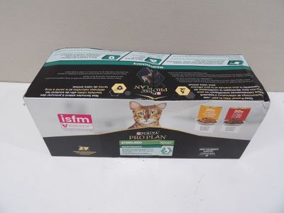 une boîte de nourriture pour chat posée sur une table