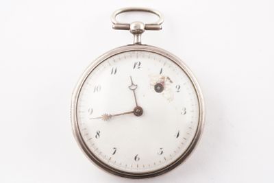 gros plan d'une montre de poche sur une surface blanche