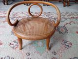une chaise en bois posée sur un tapis dans une pièce