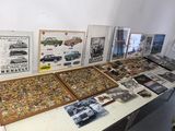 de nombreux modèles de voitures exposés sur la table
