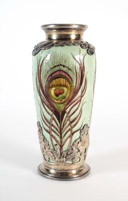 un vase orné d'une plume de paon