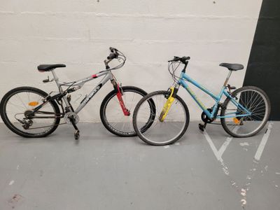 deux vélos garés l'un à côté de l'autre sur un parking