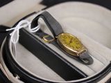 une montre dans un écrin posé sur une table