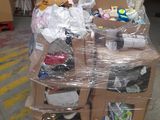 un carton rempli de boîtes et d'autres objets dans un entrepôt