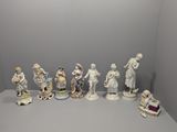 de nombreuses figurines posées sur une table