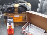 de nombreux cartons d'objets posés à même le sol
