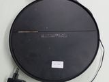 un lecteur CD noir posé sur une table blanche