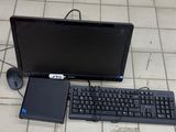 un ordinateur portable et un clavier posés côte à côte sur le sol