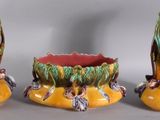 trois vases posés l'un à côté de l'autre sur une table