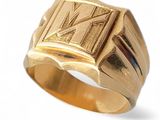 une image représentant une bague en or sur laquelle figure un chiffre romain