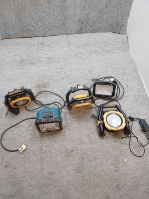 de nombreux types différents de lampes de travail posées au sol