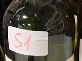 de nombreuses bouteilles de vin sur les étagères du magasin