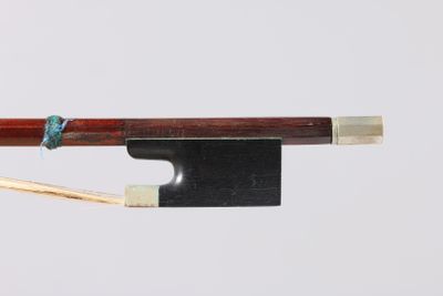 a close up of a violin bow with a string attached to it