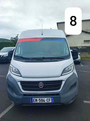 une camionnette blanche garée dans un parking
