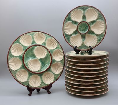 plusieurs assiettes sont empilées sur une table
