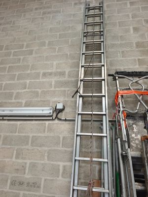 une échelle fixée au mur d'un immeuble