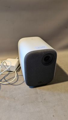 une enceinte posée à côté d'un chargeur