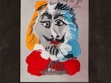 une image représentant un tableau d'un clown avec un nœud rouge