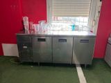 un comptoir sur lequel sont posés plusieurs verres