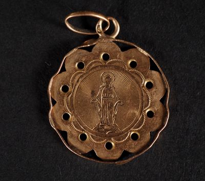 gros plan d'une médaille d'or sur une surface noire