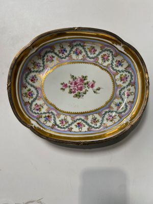 une assiette avec un motif floral posée sur une table