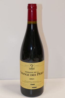 une bouteille de vin posée sur une table
