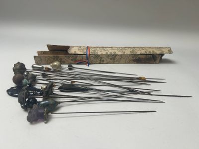 un gros plan sur un tas d'épingles posées sur une table