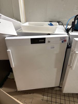 deux lave-linge et un sèche-linge installés dans une pièce