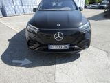 vue de face d'un SUV Mercedes noir garé sur un parking