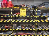 un porte-outils dans un garage, rayé de jaune et de noir