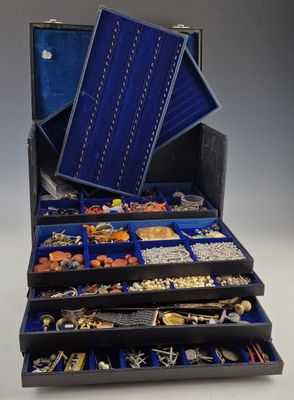 un écrin bleu contenant de nombreux bijoux de toutes sortes