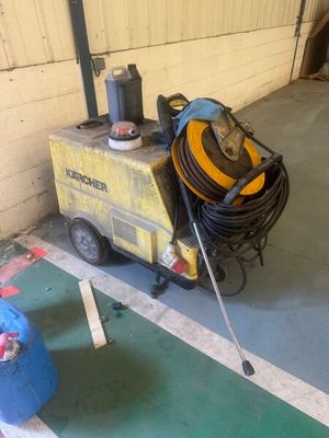 a machine that is sitting on the floor in a garage