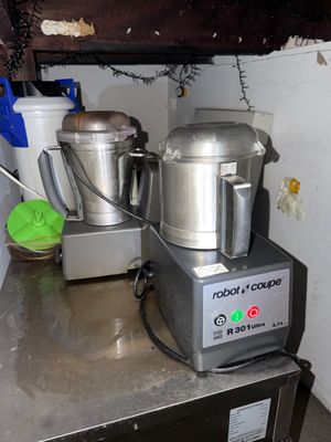 un mixeur posé sur un plan de travail dans une cuisine