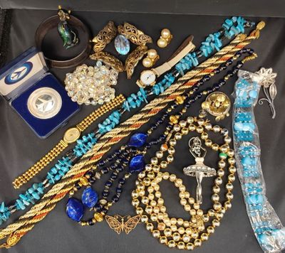 beaucoup de bijoux éparpillés sur une table