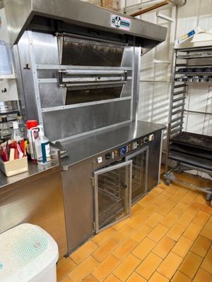 une grande cuisine professionnelle offrant beaucoup d'espace de plan de travail