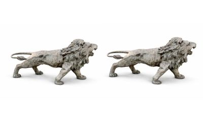 deux statues de lions sur fond blanc, avec un fond blanc