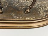 une statue en bronze représentant un cheval avec un cavalier
