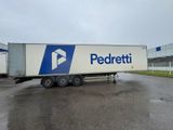 un camion semi-remorque garé dans un parking