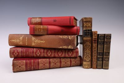 plusieurs vieux livres empilés sur une surface blanche