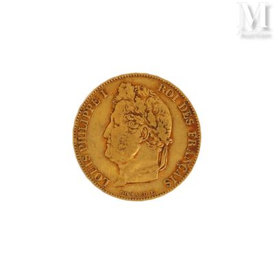 gros plan d'une pièce d'or sur fond blanc