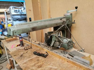 une machine posée sur une table