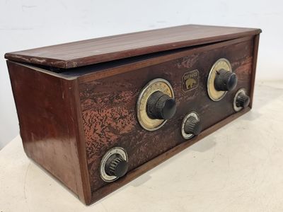 une radio à l'ancienne posée sur une table blanche