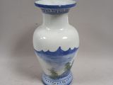 un vase bleu et blanc posé sur une table