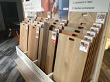 de nombreux échantillons de parquet exposés dans un magasin