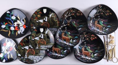 six assiettes ornées de motifs différents, posées sur une étagère