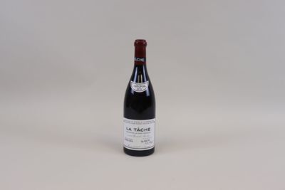 la bouteille de vin est posée sur une surface blanche